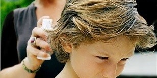 الشامبو، التسریح، أم الحلاقه؟ أفضل الطرق لعلاج قمل رأس الأطفال ✂️