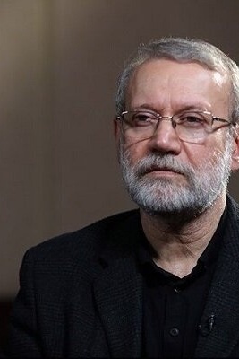شاهد بالصور..لاریجانی یخدم زوار اربعینیه الامام الحسین(ع)