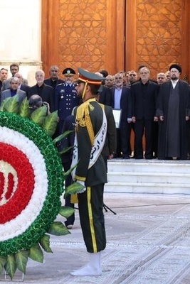 رئیس الجمهوریه وأعضاء الحکومه یجددون العهد بالتزامهم بمبادئ الإمام الخمینی (ره)