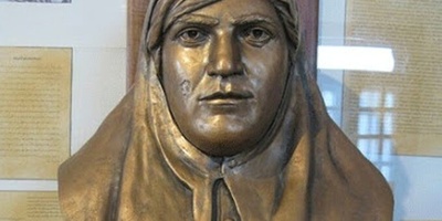 صوره | نظره على المرأه الشجاعه من تبریز التی فی زمن المجاعه بیدین قویتین أوقفت اللصوص عن ممتلکات الناس!