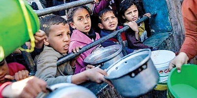 موت طفل بصمت فی غزّه؛ المجاعه تفتک والأعین الدولیّه تکتفی بالمشاهده