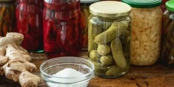 نصائح عملیه أساسیه لتخزین المخللات المنزلیه والخضروات المخلله بالمحلول الملحی