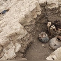 اکتشاف مومیاء عمرها 1000 عام جالسه مع ثنی ساقیها