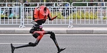 روبوت بشری الشکل یرکض بسرعه تتجاوز أفضل الأرقام القیاسیه البشریه ویعید تحدی معاییر السرعه فی الجری