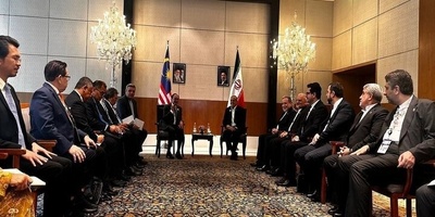 الرئیس بزشکیان یجری مباحثات مع رئیس الوزراء المالیزی على هامش قمه بریکس الـ18 فی الهند