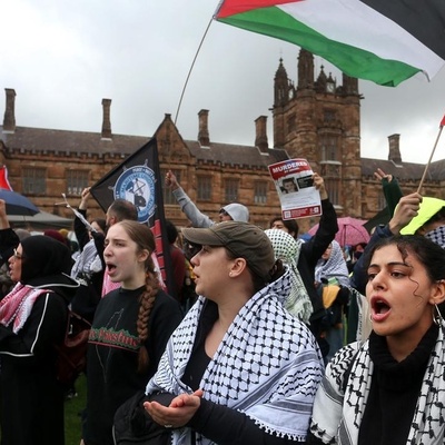 بدأ طرد الطلاب الأجانب المؤیدین لقضیه فلسطین من جامعات أسترالیا / المدافعون عن حریه التعبیر أصبحوا جنوداً مطیعین لجزار غزه!
