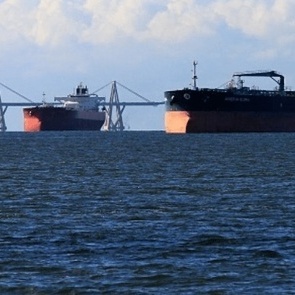 توقف کامل لحرکه السفن فی ممر بحری استراتیجی