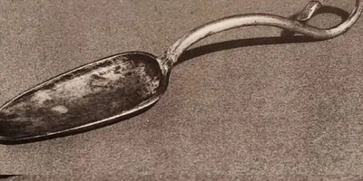 صوره: تحفه خشبیه إیرانیه یدویه الصنع من العصر الأخمینی: ملعقه ذات تصمیم متقن مستوحى من الأساطیر الإیرانیه القدیمه، تحکی قصه أبدیه عن الفن، القوه، والرموز القدیمه