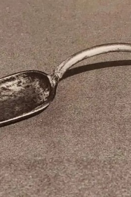 صوره: تحفه خشبیه إیرانیه یدویه الصنع من العصر الأخمینی: ملعقه ذات تصمیم متقن مستوحى من الأساطیر الإیرانیه القدیمه، تحکی قصه أبدیه عن الفن، القوه، والرموز القدیمه