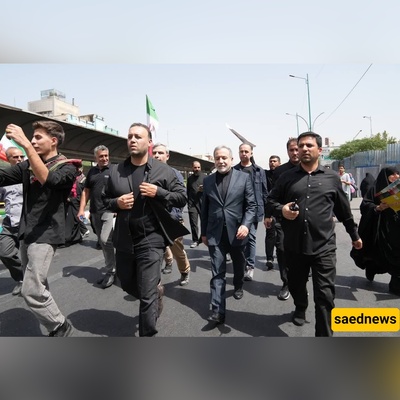 الیوم، تمّ التقاط صوره ذات مغزى بالتعاون بین عراقجی وأحد المقاتلین البواسل من الحرس الثوری؛ المیدان والدبلوماسیه جنبًا إلى جنب، وعَلَم إیران فی الخلفیه... + صوره