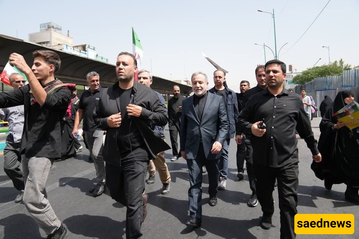 الیوم، تمّ التقاط صوره ذات مغزى بالتعاون بین عراقجی وأحد المقاتلین البواسل من الحرس الثوری؛ المیدان والدبلوماسیه جنبًا إلى جنب، وعَلَم إیران فی الخلفیه... +صوره