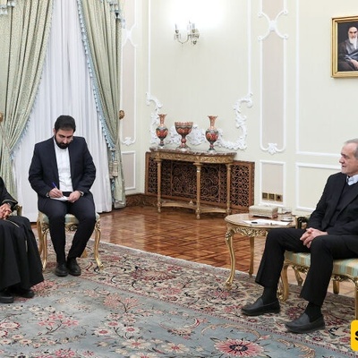 بزشکیان : ایران ترغب فی تنفیذ الاتفاقات الثنائیه وتوسیع شامل للعلاقات مع عمان