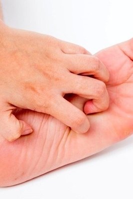 ماذا یشیر حکه القدمین فی اللیل؟