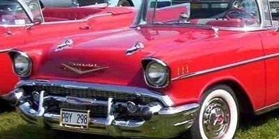 اکتشف المزایا السحریه لأجمل شیفرولیه کلاسیکیه حمراء منذ 70 عامًا