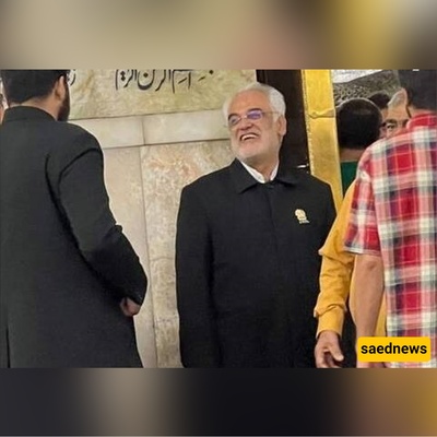 طهرانجی یرتدی زیّ الخدمه مزینًا بأزهار سباثیفیلوم فی مراسم تکریم العالم الشهید النووی + صور