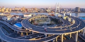 نظره على الهندسه الحضریه المبتکره فی الصین: کیف حل جسر حلزونی بطول 8 کیلومترات مشاکل المرور فی شنغهای