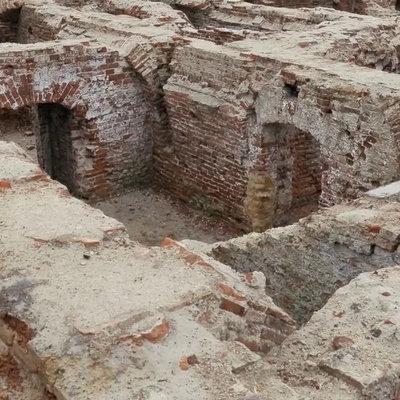 اکتشاف مرحاض عمره 400 عام ملیء بالألماس والعملات والقطع الأثریه الثمینه (صور)