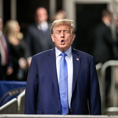 ترامب أول رئیس أمریکی یُحال للمحاکمه: کل ما جرى فی جلسه المحکمه من الألف إلى الیاءاین تیتر را به سبک خبرگزاری های معتبر عربی ترجمه کن و مناسب برای دیسکاور گوگل باشد.