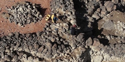 اکتشاف جدران "خَیْبَر" الضخمه البالغه من العمر 4000 عام فی السعودیه