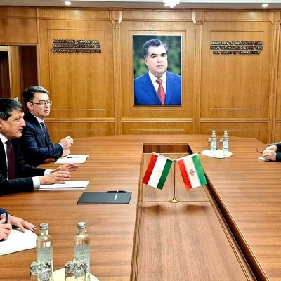 إیران تتفق وطاجیکستان حول تطویر التعاون الصناعی والتقنی