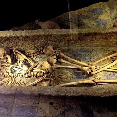 الزوجان الهیکلیان البالغان من العمر 1800 عام فی همدان: حب دام مدى الحیاه