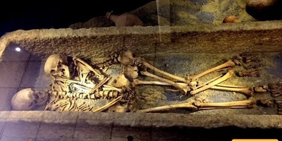 الزوجان الهیکلیان البالغان من العمر 1800 عام فی همدان: حب دام مدى الحیاه