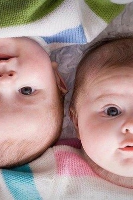 أغرب توأم فی إیران: فارق عمر 10 سنوات! +صور