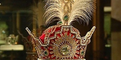 فیدیو: جواهر إیران الوطنیه فی الخزینه – کنوز فریده وفخمه باللؤلؤ والأحجار الکریمه المذهله!