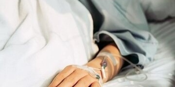 المرأه التی أصبحت ضحیه للتقدم التکنولوجی: روبوت جراحی یخترق أمعاء المریضه