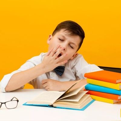 لا تترک الکتاب بسبب النعاس.. هذه الخطوات ستساعدک على مواصله الدراسه