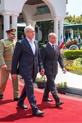 المحور الاستراتیجی الإیرانی الباکستانی: زیاره بزشکیان تُشیر إلى شراکه إقلیمیه جدیده