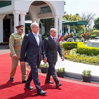 المحور الاستراتیجی الإیرانی الباکستانی: زیاره بزشکیان تُشیر إلى شراکه إقلیمیه جدیده