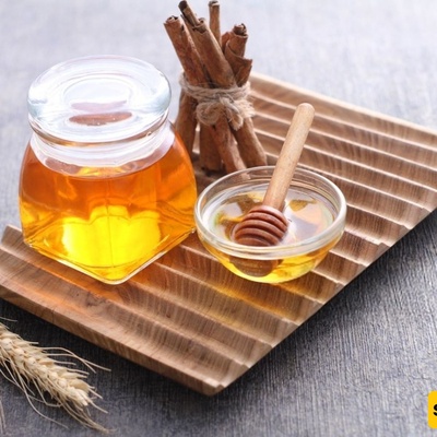 قناع العسل والقرفه للوجه: طریقه طبیعیه لعلاج حبّ الشباب وتقلیل مظهر المسام