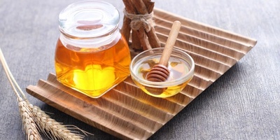 قناع العسل والقرفه للوجه: طریقه طبیعیه لعلاج حبّ الشباب وتقلیل مظهر المسام