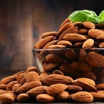 هل یسبب تناول اللوز زیاده الوزن؟