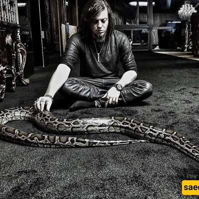 القصه المرعبه للساحر الإیرانی عارف غفوری الذی عضّه کوبراه الألیف + صور