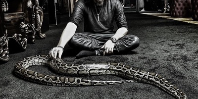 القصه المرعبه للساحر الإیرانی عارف غفوری الذی عضّه کوبراه الألیف + صور