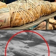 لحظه فتح نعش زلیخا وکشف جسدها المُحنَّط: لا یزال جمالها کما هو، وکأن دعاء النبی یوسف ومعجزه الله ما زالا منعکسین على وجهها
