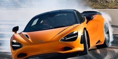 فیدیو: نظره مثیره على کشف وفتح صندوق ماکلارین 750S فی صاله عرض فاخره – عند رفع الغطاء، تظهر العظمه الحقیقیه! 😍🔥