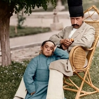 إیران فی العصر القاجاری کما تُرى فی الصور الملونه: من أسلوب الفتیات الکردیات التقلیدی إلى روح الدعابه الساحره لخصیّ البلاط