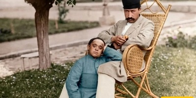 إیران فی العصر القاجاری کما تُرى فی الصور الملونه: من أسلوب الفتیات الکردیات التقلیدی إلى روح الدعابه الساحره لخصیّ البلاط