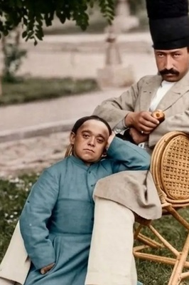 إیران فی العصر القاجاری کما تُرى فی الصور الملونه: من أسلوب الفتیات الکردیات التقلیدی إلى روح الدعابه الساحره لخصیّ البلاط