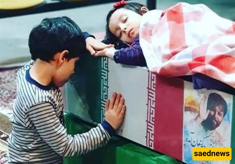فیدیو منتشر بشکل واسع لطفل 3 سنوات یلعب بجانب تابوت والده الشهید + فیدیو / أشد المشاهد مؤثره التی تشاهدونها الیوم