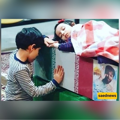 فیدیو منتشر بشکل واسع لطفل 3 سنوات یلعب بجانب تابوت والده الشهید + فیدیو / أشد المشاهد مؤثره التی تشاهدونها الیوم