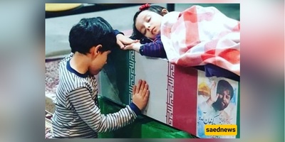 فیدیو منتشر بشکل واسع لطفل 3 سنوات یلعب بجانب تابوت والده الشهید + فیدیو / أشد المشاهد مؤثره التی تشاهدونها الیوم