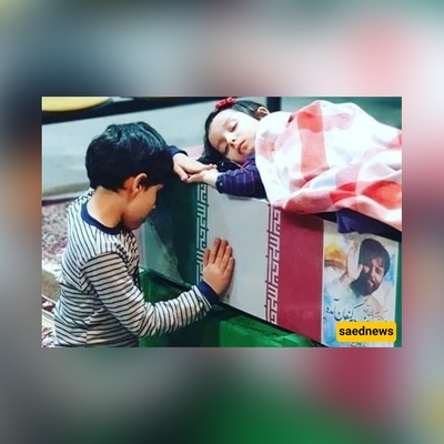فیدیو منتشر بشکل واسع لطفل 3 سنوات یلعب بجانب تابوت والده الشهید + فیدیو / أشد المشاهد مؤثره التی تشاهدونها الیوم