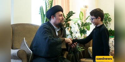 المکتبه الخاصه الدافئه والملیئه بالکتب فی منزل السید حسن خمینی تکشف عن صوره نادره للقیاده وابنته / الرکن المفضل لحفید الإمام + صوره