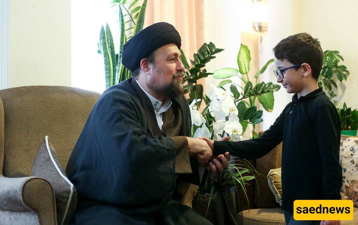 المکتبه الخاصه الدافئه والملیئه بالکتب فی منزل السید حسن خمینی تکشف عن صوره نادره للقیاده وابنته / الرکن المفضل لحفید الإمام + صوره