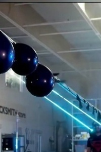 جهاز نظارات لیزریه قادر على إذابه الأشیاء صممه یوتیوبر مشهور