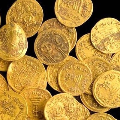 غریر جائع یکتشف کنزًا من القرن الثالث